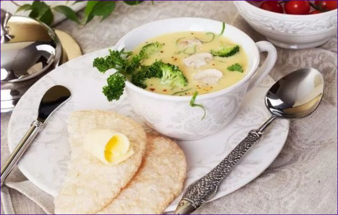 Zupa krem z brokułami, grzybami i serem
