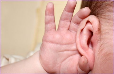 Kiedy dziecko zaczyna dobrze słyszeć i świadomie reagować na dźwięki