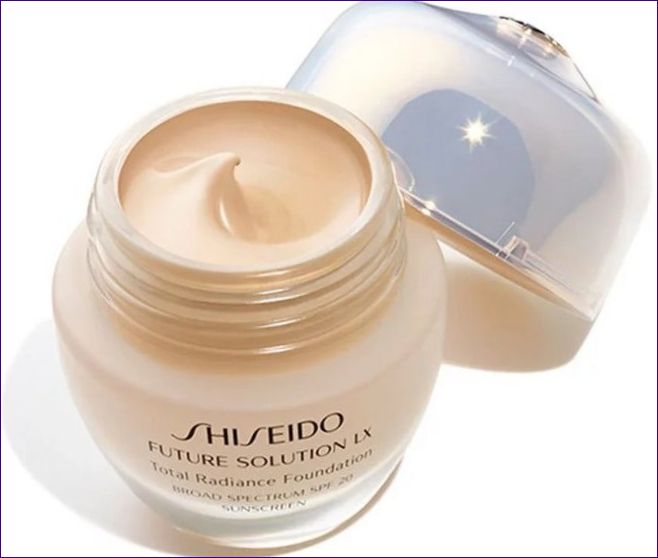 Shiseido Future Solution LX Total Radiance Foundation SPF 20