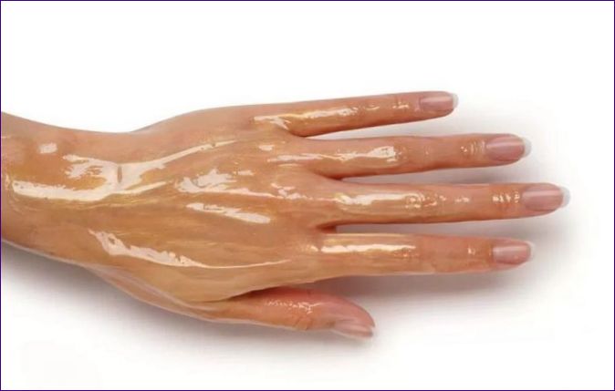 Parafinoterapia - najszybszy sposób na wyrastające długie paznokcie