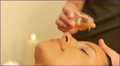Miodowy masaż twarzy w domu: korzyści i jak prawidłowo masować twarz miodem