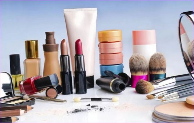 Odpowiedzialność projektantów i potencjalne zagrożenia związane z makijażem