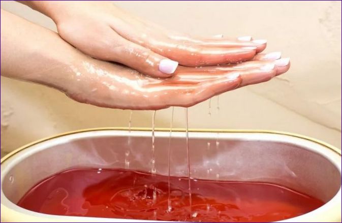 Jak używać parafiny lub wosku, aby pomóc utwardzić popękane paznokcie