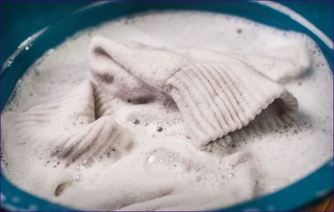 Jak prać białe skarpetki